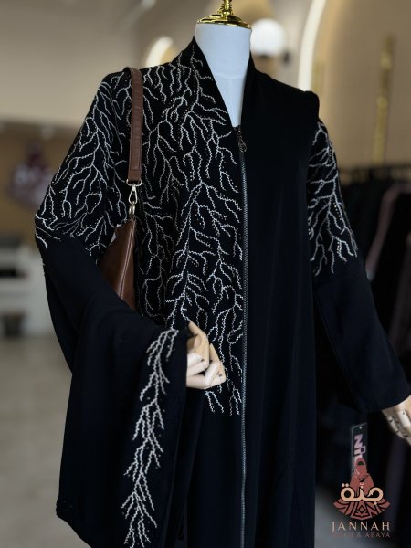 اسود نقش ذهبي