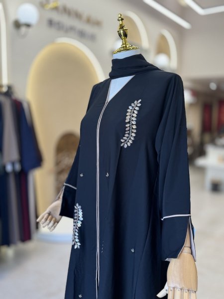 عباية دبي اسود وبيج خرز عريض سنبلة