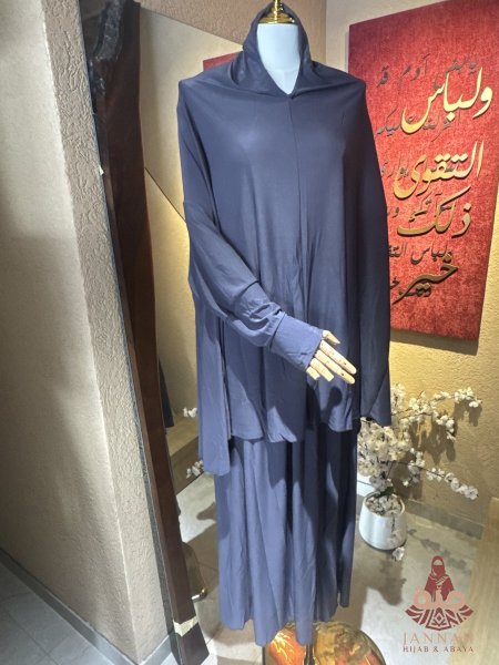 رمادي غامق